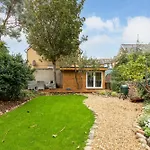 Spacious 2 Bedroom Apartment With Beautiful Garde
